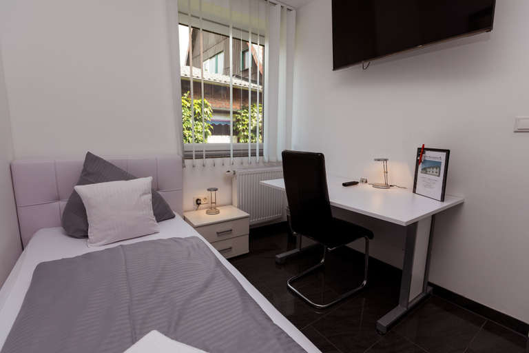 Bedroom 4, Hotel am Rosenplatz 24-hour check-in, free parking, guest kitchen, Gifhorn