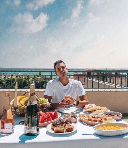 Food & Drinks 5, Guest House Medin