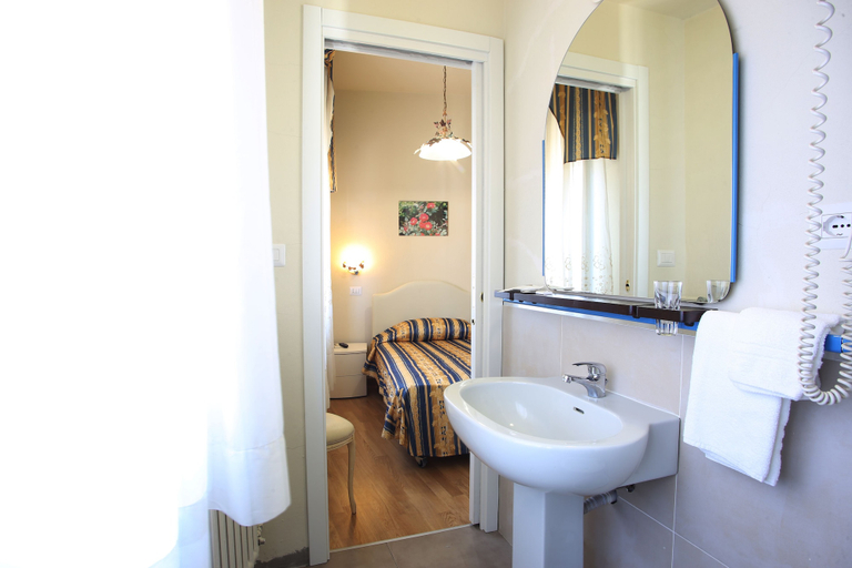 Bathroom 4, Hotel Nuovo Savi, Pistoia