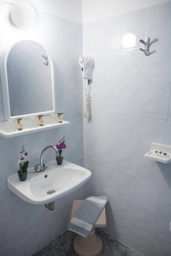 Bathroom 5, Antonios Hotel, South Aegean