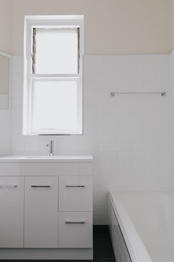 Bathroom 4, General Roberts Hotel, Newcastle - Throsby