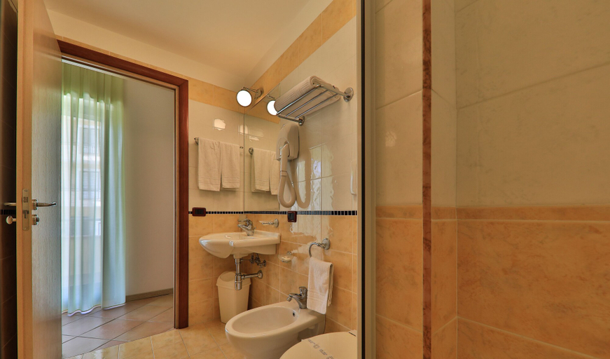 Bathroom 5, Hotel Europa, Cosenza