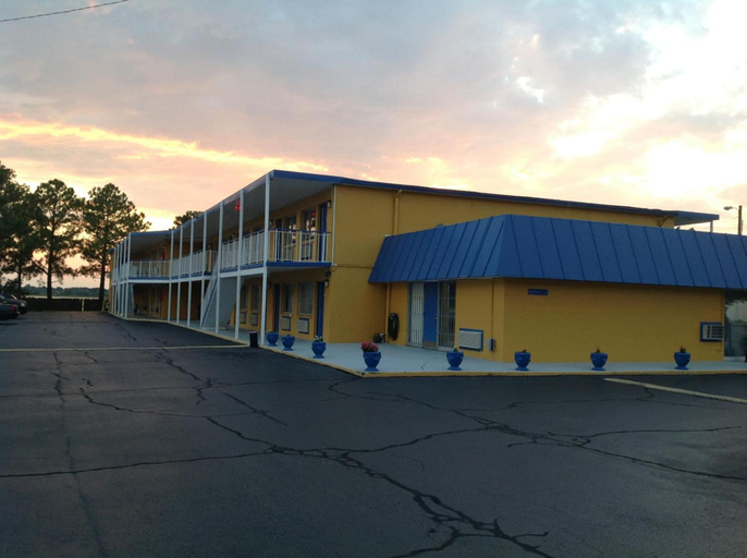 Exterior & Views 5, Belmont Inn & Suites, Hampton