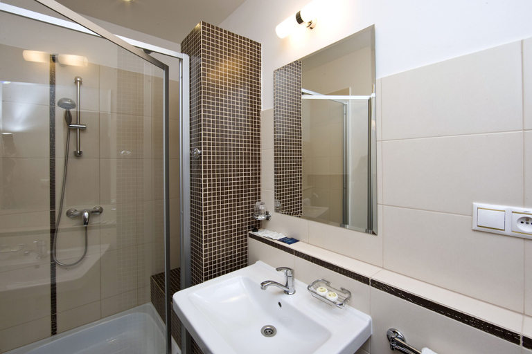 Bathroom 5, Pension Eden, Levice