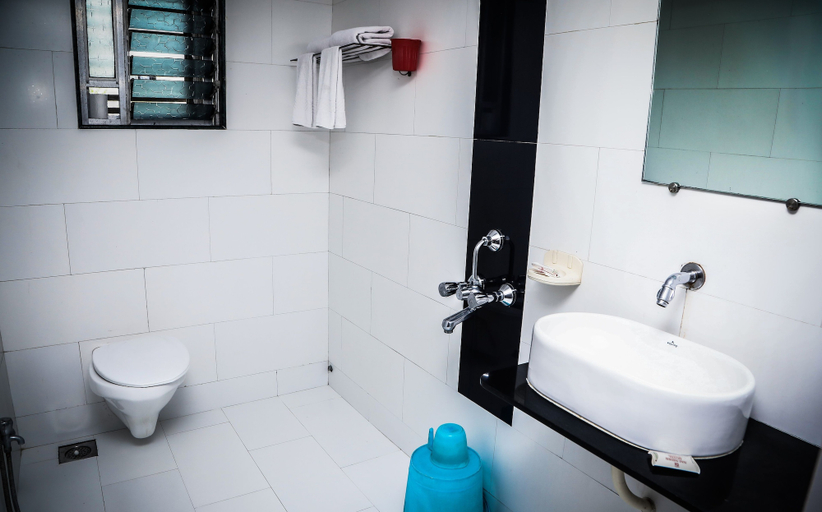 Bathroom, Sai Nidhi By Glitz Hotels Mindspace Airoli, Thane