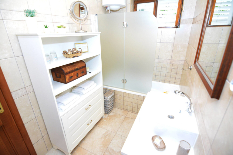 Bathroom 3, City House Apartments