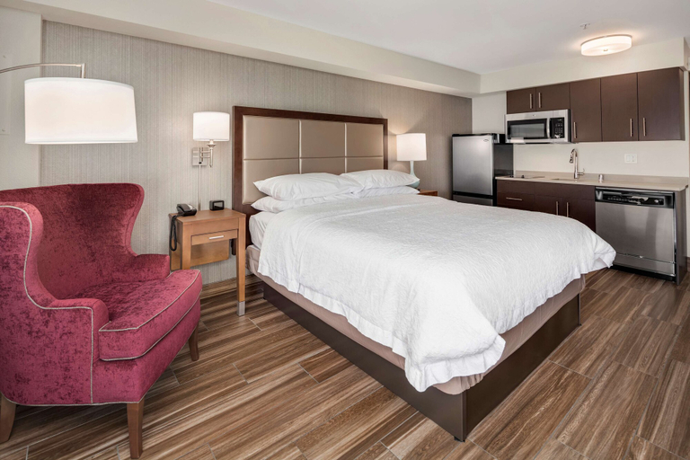 Bedroom 3, Hampton Inn & Suites Seattle-North/Lynnwood, Snohomish
