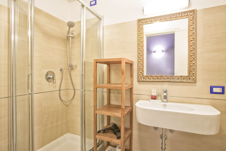 Bathroom 4, History Suite, Rome