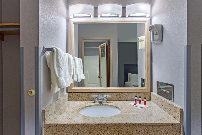 Bathroom 3, Baymont by Wyndham Lancaster, Fairfield