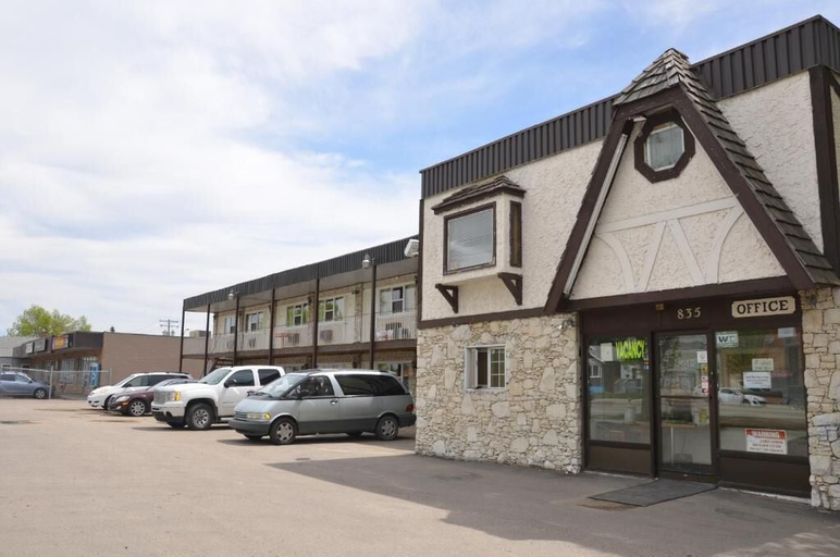 Exterior & Views 2, Coachman Inn, Division No. 6