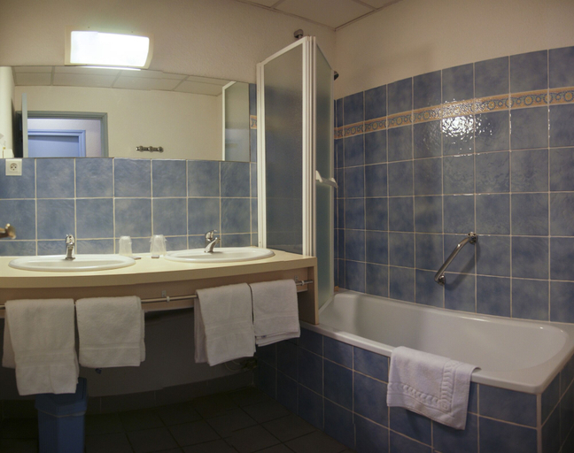 Bathroom 4, Hôtel de France, Aude