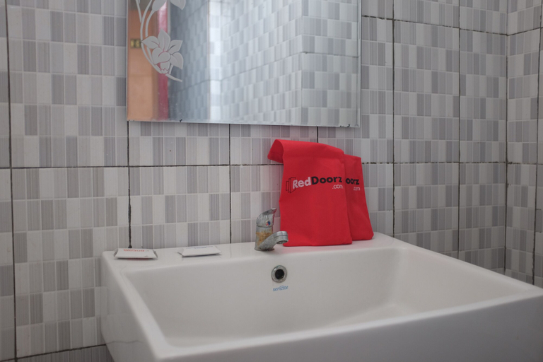Bathroom, RedDoorz Plus near Senen, Central Jakarta