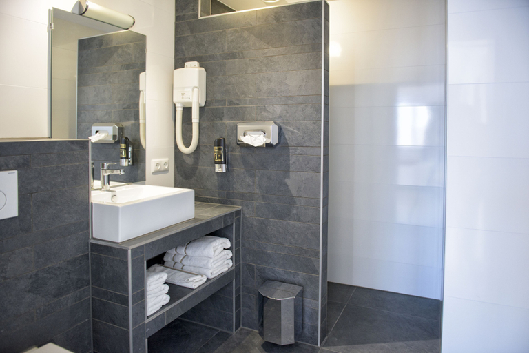 Bathroom 4, Hotel et le Café de Paris, Apeldoorn