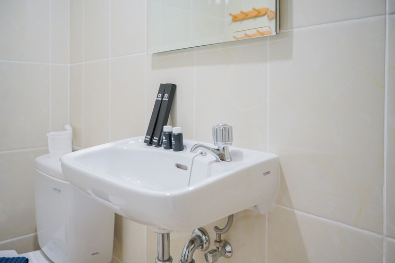 Bathroom 5, Strategic Studio Apartment with Extra Bed at M-Town Residence By Travelio, Tangerang