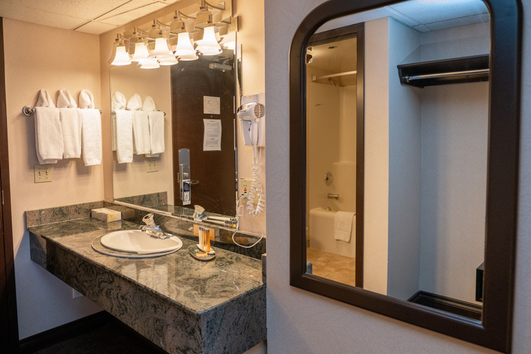 Bathroom 5, Rundlestone Lodge Banff, Division No. 15
