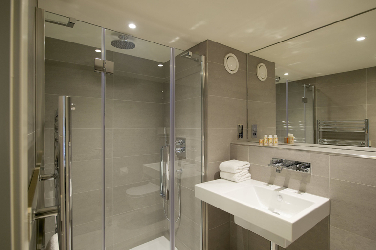 Bathroom 4, The Lodge Hotel - Putney, London