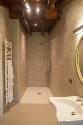Bathroom 5, Osabarena Hotela, Vizcaya