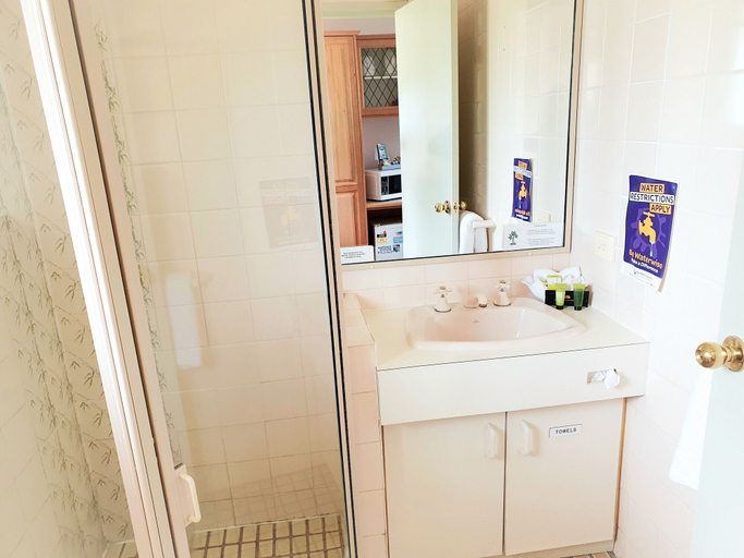 Bathroom 4, McNevin's Warwick Motel, Warwick - Central