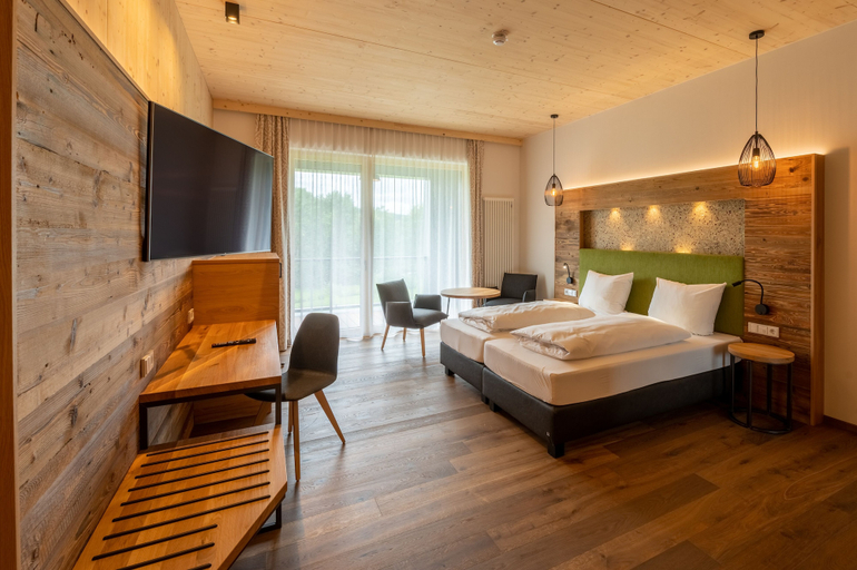 Bedroom 3, Landhotel Goldenes Kreuz, Neustadt an der Waldnaab