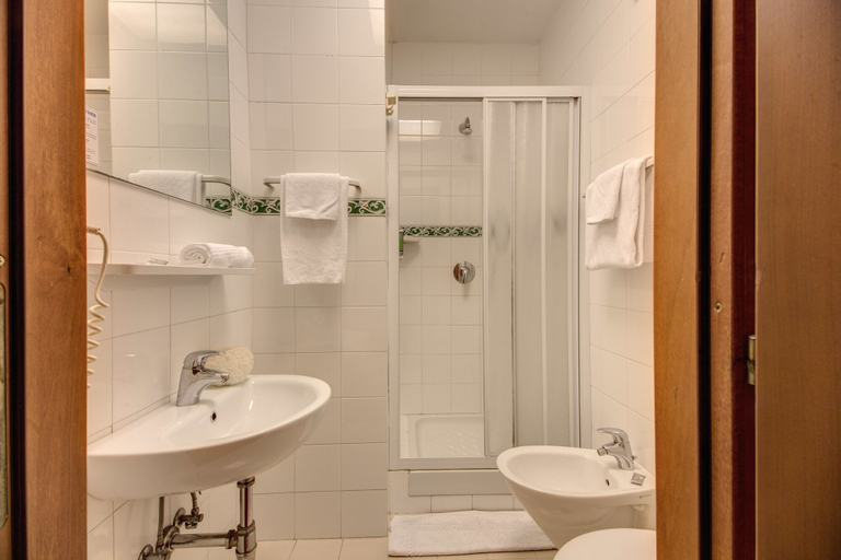 Bathroom 4, Hotel Corona, Rome