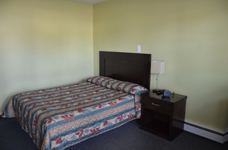 Bedroom 3, Coachman Inn, Division No. 6