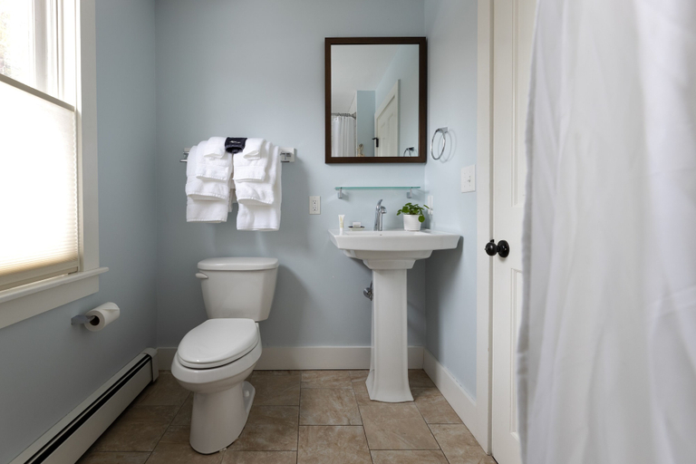 Bathroom 5, The Sailmaker's House, Rockingham