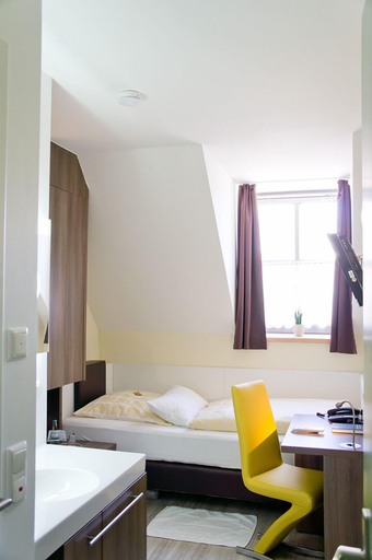 Bedroom 3, Hotel-Restaurant Kastanienhof Lauingen, Dillingen an der Donau
