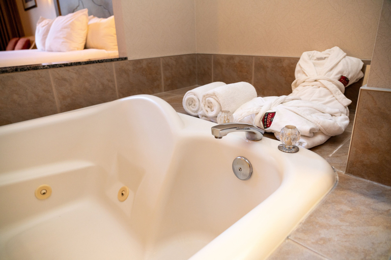 Bathroom 5, Rundlestone Lodge Banff, Division No. 15