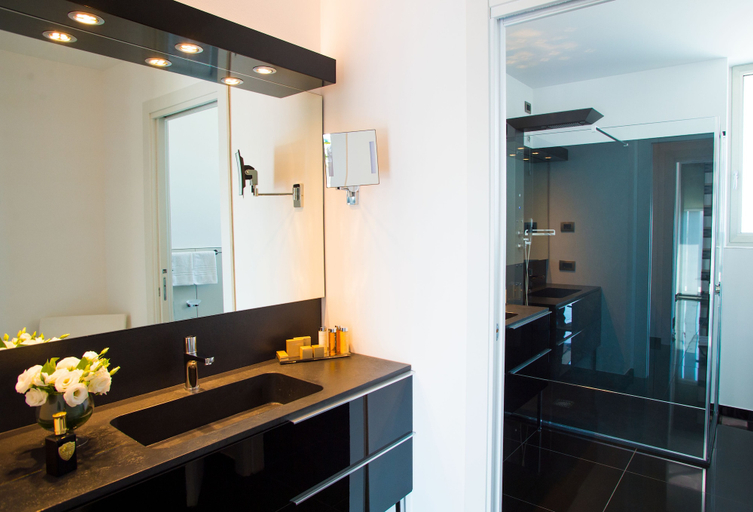 Bathroom 5, Hotel Rossini, Udine
