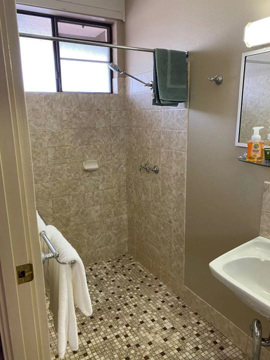 Bathroom 5, Apollo Motel Parkes, Parkes