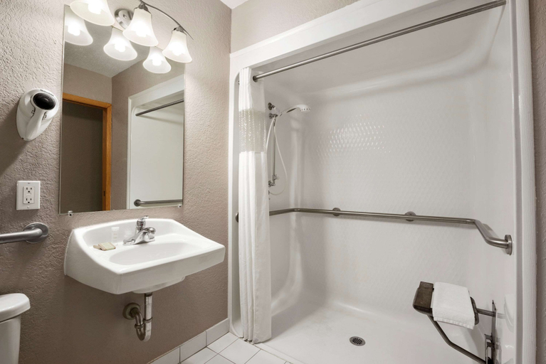 Bathroom 4, Super 8 by Wyndham Green Bay I-43 Bus. Park, Brown
