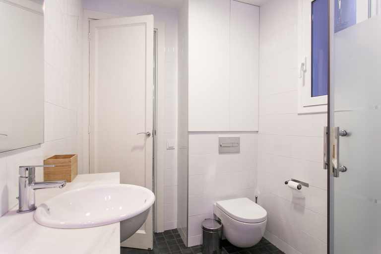 Bathroom 4, Beautiful Sagrada Familia Apartment, Barcelona
