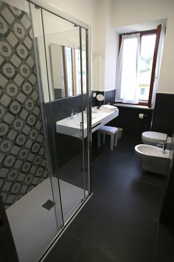Bathroom 5, B&B Mikeme, Massa Carrara