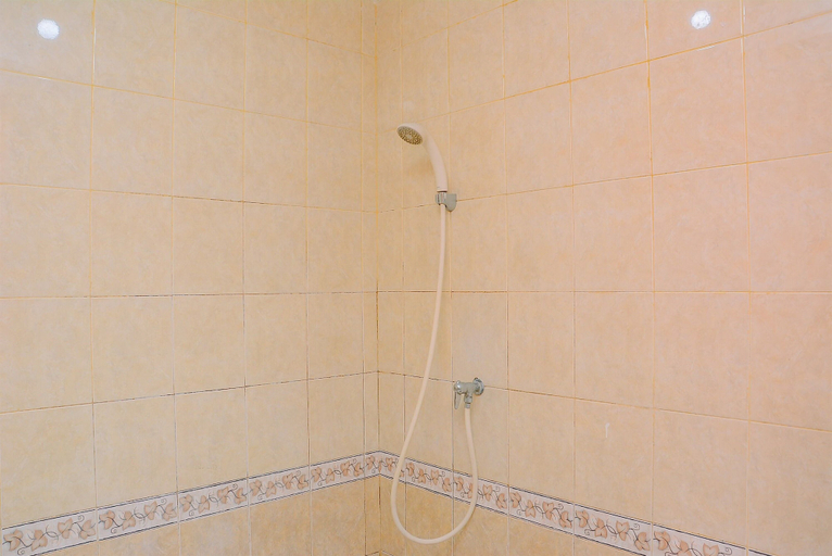 Bathroom 3, Cozy 3BR at Grand Palace Kemayoran Apartment, Central Jakarta