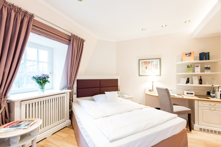 Bedroom 2, Waldhaus Reinbek, Stormarn
