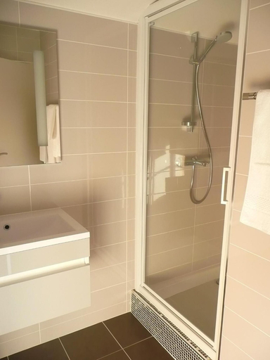 Bathroom 5, Hotel le Saint Aubin, Sarthe