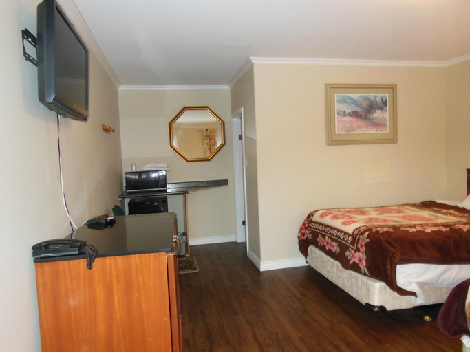 Bedroom 4, Le Grand Kent Motel, Chatham-Kent