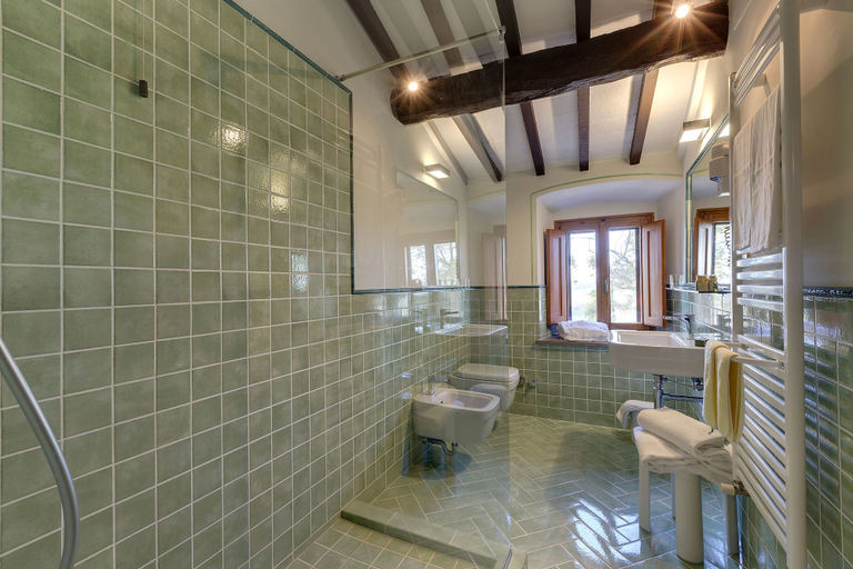 Bathroom 5, Villa Le Barone, Florence