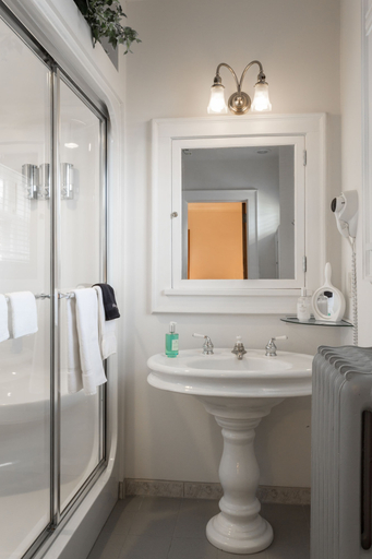 Bathroom 4, Stewart Inn, Marathon