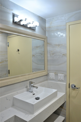 Bathroom 4, Lic Plaza Hotel, New York