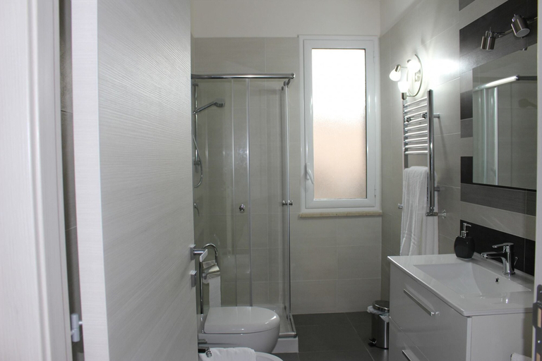 Bathroom 5, B&B Al Porticciolo, Trapani