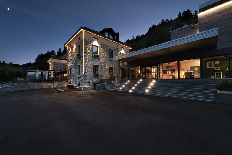 Exterior & Views