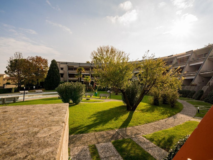 Property grounds, Bright Apartments Desenzano - Teatri Pool, Brescia