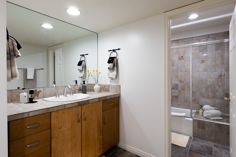 Bathroom 3, Golden Park City Getaway, Summit