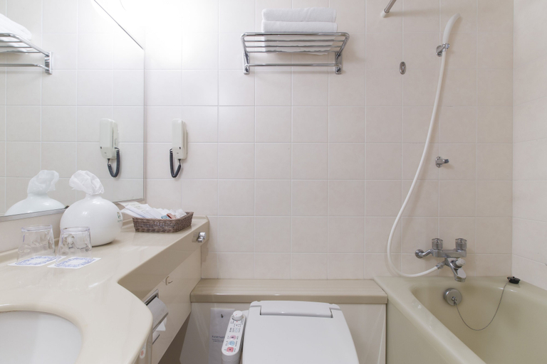 Bathroom 4, Hotel Arrowle, Komatsu