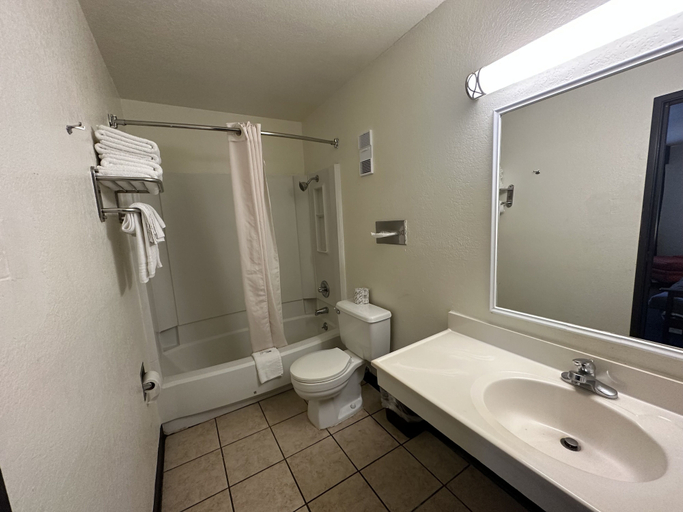 Bathroom 4, Simple Rewards Inn, Lincoln