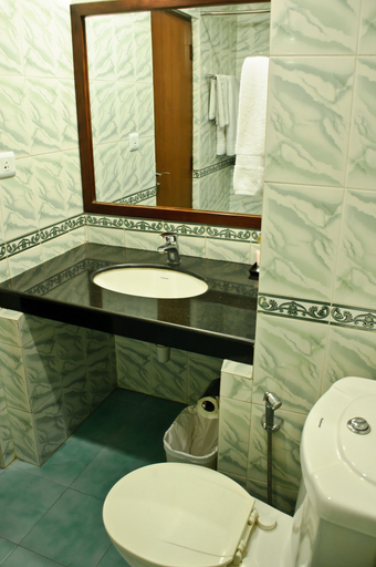 Bathroom, Airport Hotel Kathmandu - Near Pashupatinath Temple, Bagmati