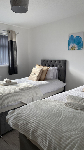Bedroom 3, Bv Luxury Spacious 3 Bedroom House At Isaac Close , Manchester
