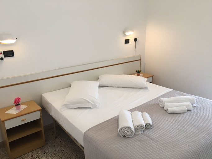 Bedroom 4, Hotel Glenn, Rimini