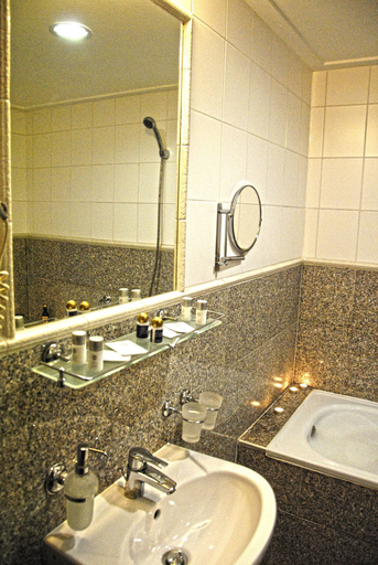 Bathroom 4, Actor Hotel Budapest, Budapesti
